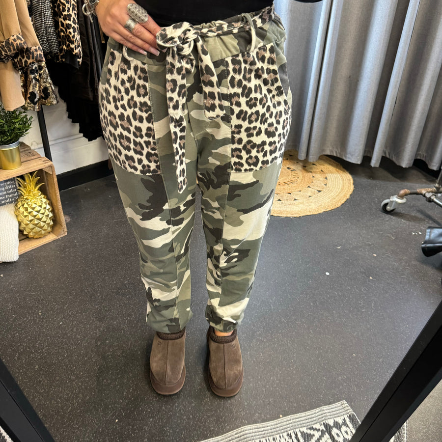 The mix print joggers